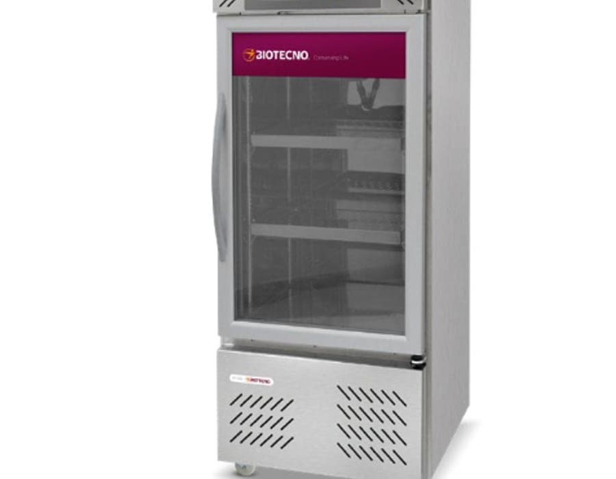 Refrigerador Biotecno BT 1100/140 com porta de vidro para conservação de hemocomponentes