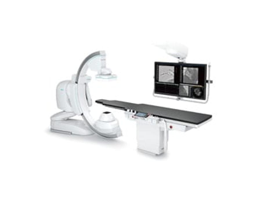 Sala de angiografia Shimadzu Trinias com arco e monitores